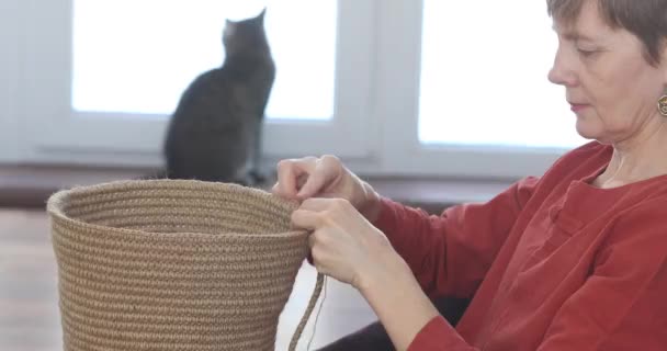 Mujer Está Tejiendo Materiales Respetuosos Con Medio Ambiente Fibra Yute — Vídeo de stock