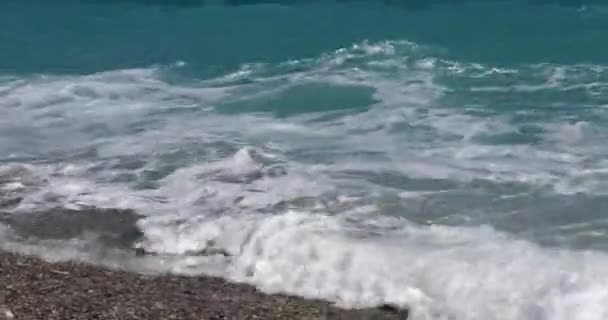 Výhled Moře Skalnaté Oblázkové Pláži Valí Vlny Modrá Barva Mořské — Stock video