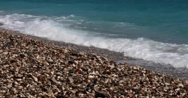 Uitzicht Zee Golven Lopen Het Rotsachtige Kiezelstrand Blauwe Kleur Van — Stockvideo