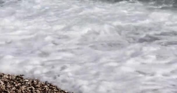 Havsutsikt Vågor Rinner Över Den Steniga Stenstranden Blå Färg Havsvatten — Stockvideo