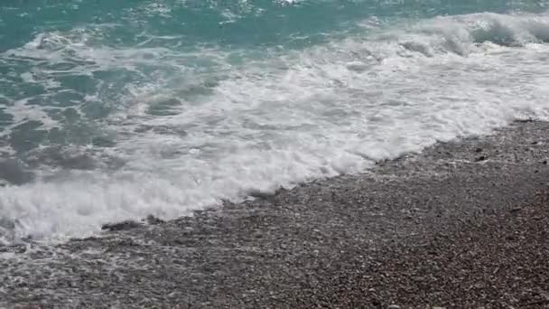 Wave Breekt Slow Motion Een Kiezelstrand — Stockvideo