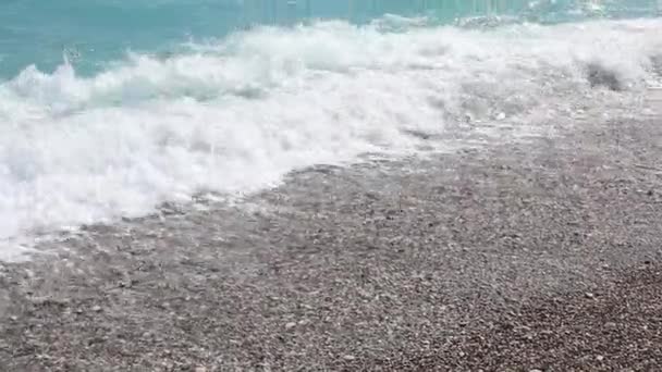 Хвиля Розбиває Повільний Рух Гальковому Пляжі — стокове відео