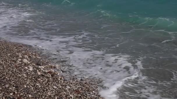 Wave Break Slow Motion Una Spiaggia Ciottoli — Video Stock