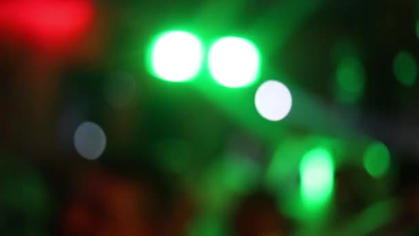 Neon Licht Dansvloer Wazige Bokeh Mensen Springen Dansvloer Zwaaien Met — Stockvideo