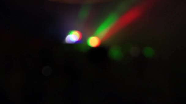 Neonlichter Auf Der Tanzfläche Verschwommenes Bokeh Die Leute Springen Auf — Stockvideo