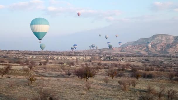 Πολλά Μπαλόνια Πετούν Πάνω Από Τις Κοιλάδες Στο Goreme Τουρκία — Αρχείο Βίντεο