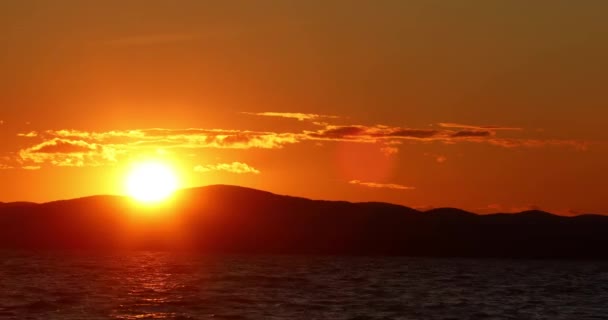 Закат Облака Время Захода Солнца Небе Волны Озера Переднем Плане — стоковое видео