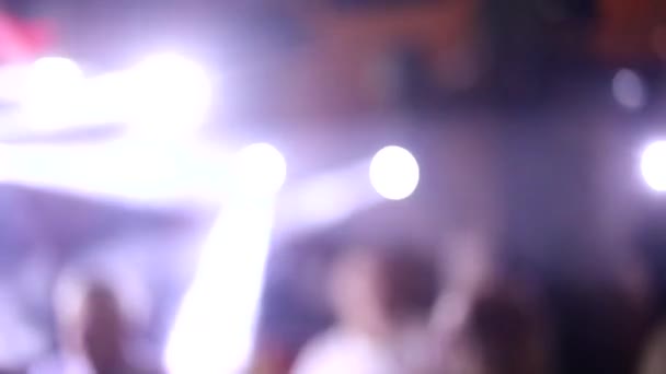 Neonlichter Auf Der Tanzfläche Langsame Zeit Verschwommenes Bokeh Die Leute — Stockvideo