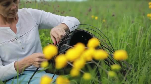 Volkskunst Handgemacht Junge Frau Flechtet Gras Sitzend Rasselkörbe Gelbe Blumen — Stockvideo