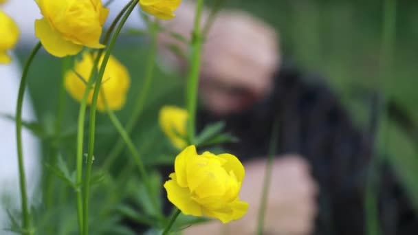 Folkhantverk Handgjord Ung Kvinna Väver Rattar Korgar Sitter Gräset Gula — Stockvideo