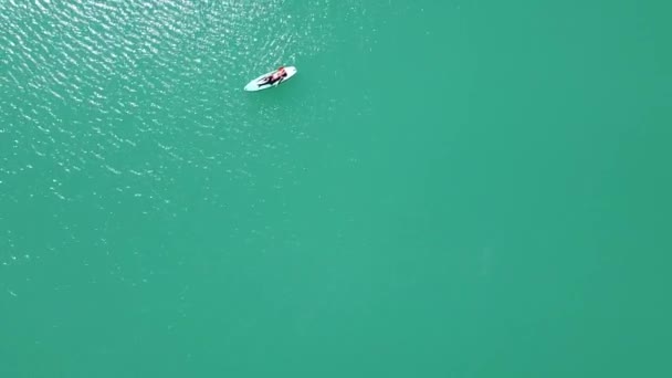 Дівчинка Купається Водоймі Бірюзовою Водою Камера Піднімається Високо Аерофотозйомка — стокове відео