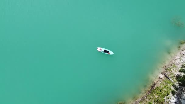 Das Mädchen Sonnt Sich Auf Einem Sapa Auf Einem Teich — Stockvideo