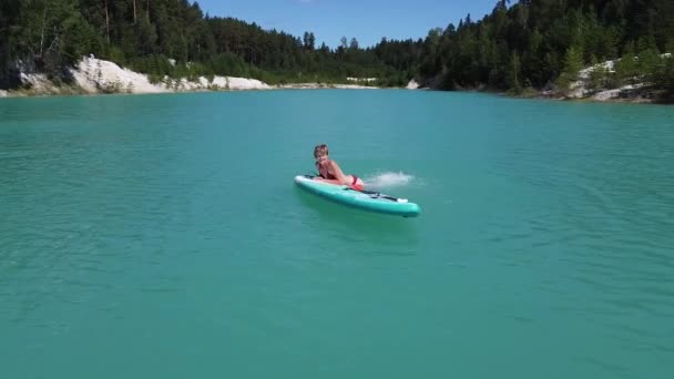 Das Mädchen Badet Auf Einem Blick Warmer Sommertag Türkisfarbenes Wasser — Stockvideo