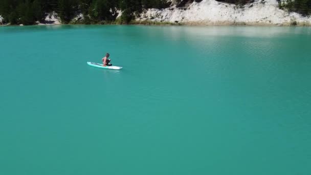 Дівчина Купається Людожерах Теплий Літній День Бірюзова Вода Аерофотозйомка — стокове відео