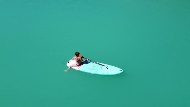 Fille Baigne Sur Une Morve Une Chaude Journée Été Eau — Video