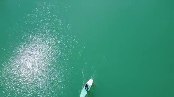 Drone Une Fille Flottant Dans Eau Turquoise Une Femme Utilise — Video