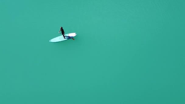 Imágenes Drones Una Chica Flotando Agua Turquesa Una Mujer Usa — Vídeo de stock