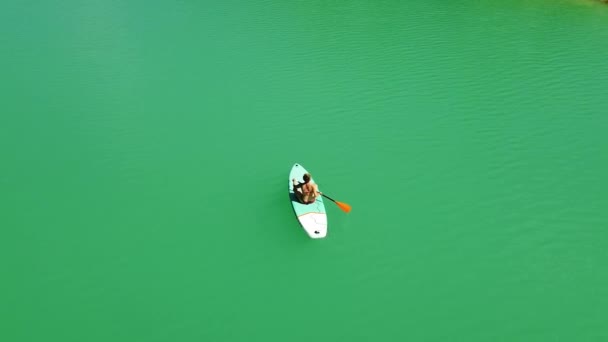 Безпілотні Кадри Дівчини Плаває Бірюзовій Воді Жінка Використовує Дошку Суп — стокове відео