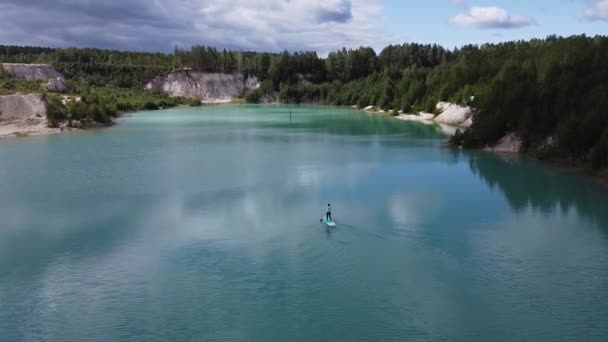 Drone Beelden Van Een Meisje Drijvend Turquoise Water Een Vrouw — Stockvideo
