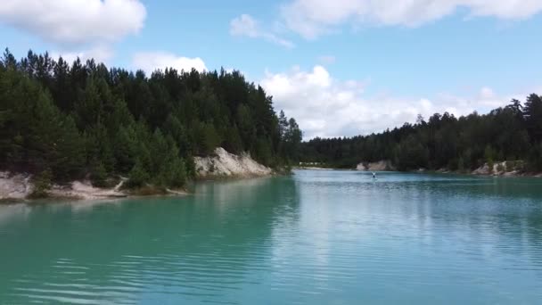 Chica Baña Muermo Cálido Día Verano Agua Turquesa Fotografía Aérea — Vídeo de stock