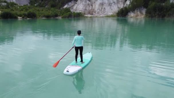 Das Mädchen Badet Auf Einem Blick Warmer Sommertag Türkisfarbenes Wasser — Stockvideo