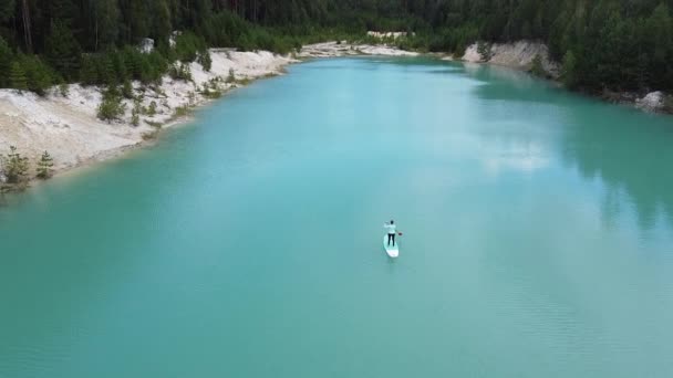 Fille Baigne Sur Une Morve Une Chaude Journée Été Eau — Video