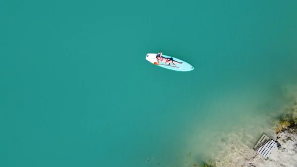 Das Mädchen Badet Auf Einem Blick Warmer Sommertag Türkisfarbenes Wasser — Stockfoto