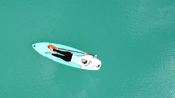 Het Meisje Ligt Zonnebaden Een Sapa Een Vijver Met Turquoise — Stockfoto