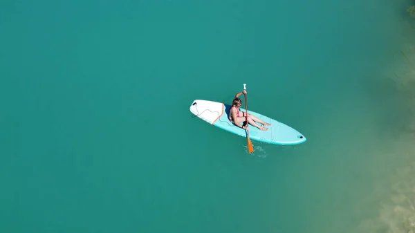 Une Fille Robe Flotte Sur Une Planche Morve Sur Étang — Photo