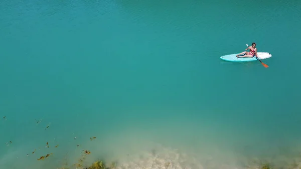 Uma Menina Vestido Flutua Uma Placa Mormo Uma Lagoa Com — Fotografia de Stock