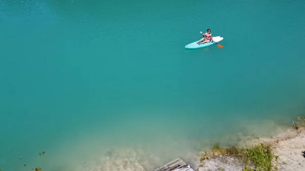 Une Fille Robe Flotte Sur Une Planche Morve Sur Étang — Photo