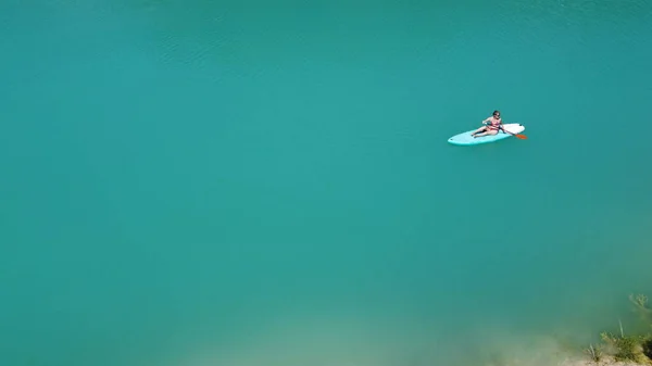 Uma Menina Vestido Flutua Uma Placa Mormo Uma Lagoa Com — Fotografia de Stock