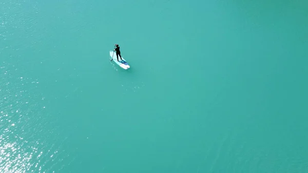 Une Fille Robe Flotte Sur Une Planche Morve Sur Étang — Photo