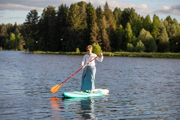 Une Jeune Fille Jupe Monte Une Planche Sup Sur Étang — Photo