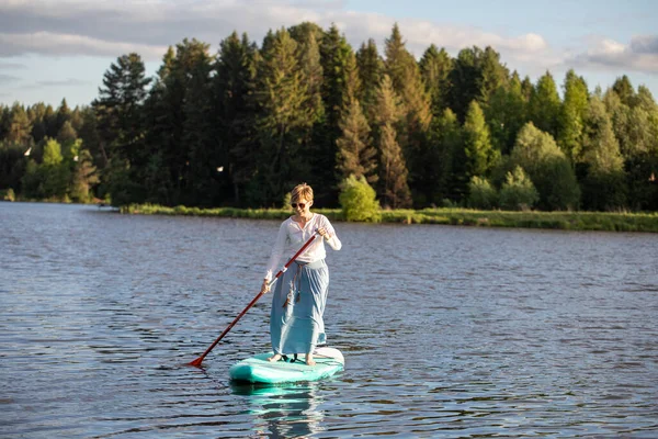 Une Jeune Fille Jupe Monte Une Planche Sup Sur Étang — Photo