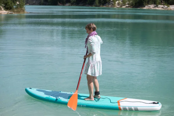 Une Fille Robe Flotte Sur Une Planche Morve Sur Étang — Photo