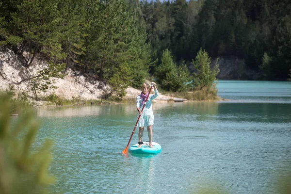 Une Fille Robe Flotte Sur Une Planche Morve Sur Étang — Photo