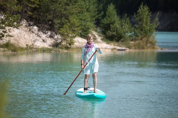 Une Fille Robe Flotte Sur Une Planche Morve Sur Étang — Photo