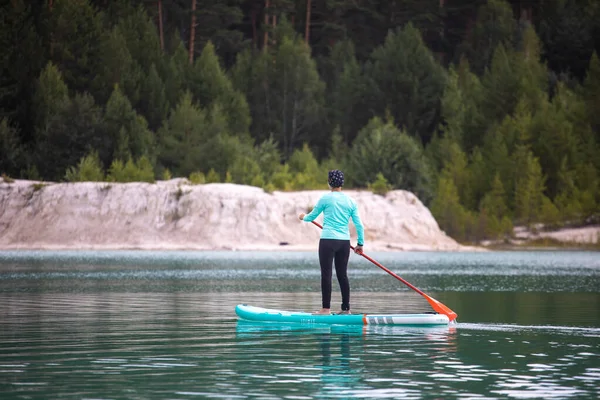 Une Fille Robe Flotte Sur Une Planche Morve Sur Étang — Photo