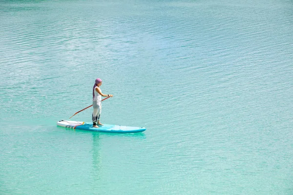 Uma Menina Vestido Flutua Uma Placa Mormo Uma Lagoa Com — Fotografia de Stock