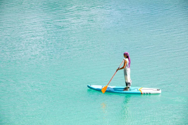 Une Fille Robe Flotte Sur Une Planche Morve Sur Étang — Photo