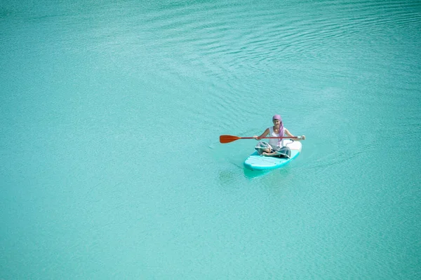 Une Fille Robe Flotte Sur Une Planche Morve Sur Étang — Photo