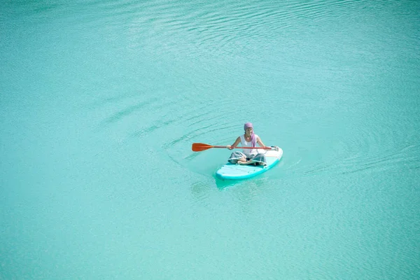 Une Fille Robe Flotte Sur Une Planche Morve Sur Étang — Photo