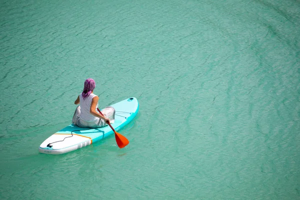 Uma Menina Vestido Flutua Uma Placa Mormo Uma Lagoa Com — Fotografia de Stock