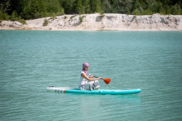 Une Fille Robe Flotte Sur Une Planche Morve Sur Étang — Photo