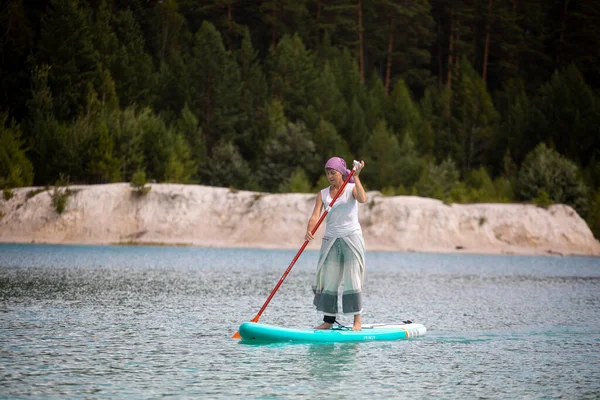 Uma Menina Vestido Flutua Uma Placa Mormo Uma Lagoa Com — Fotografia de Stock