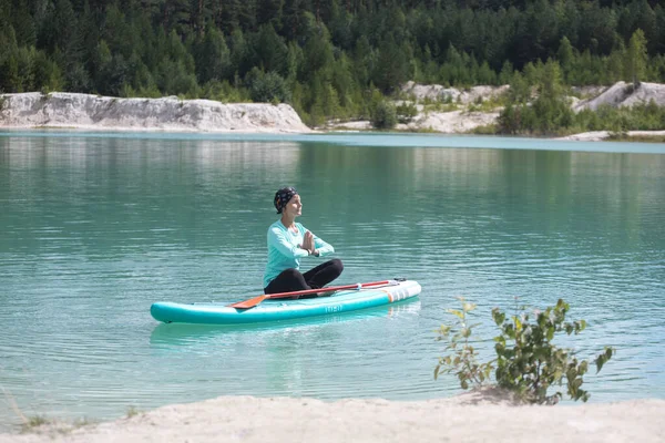 Fille Fait Yoga Sur Morve Sur Étang — Photo