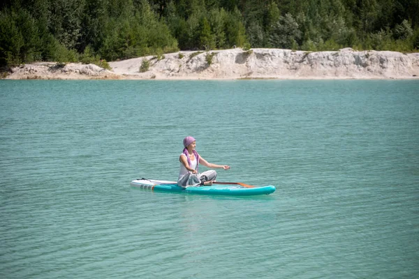 Girl Does Yoga Glanders Pond — Stock Photo, Image