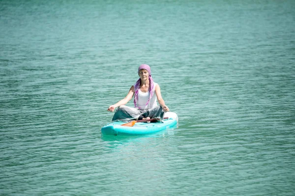 Das Mädchen Macht Yoga Auf Dem Teich — Stockfoto