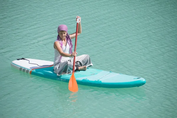 Das Mädchen Macht Yoga Auf Dem Teich — Stockfoto